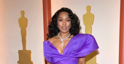 watch angela bassett doesnt clap jamie lee curtis wins best supporting actress
