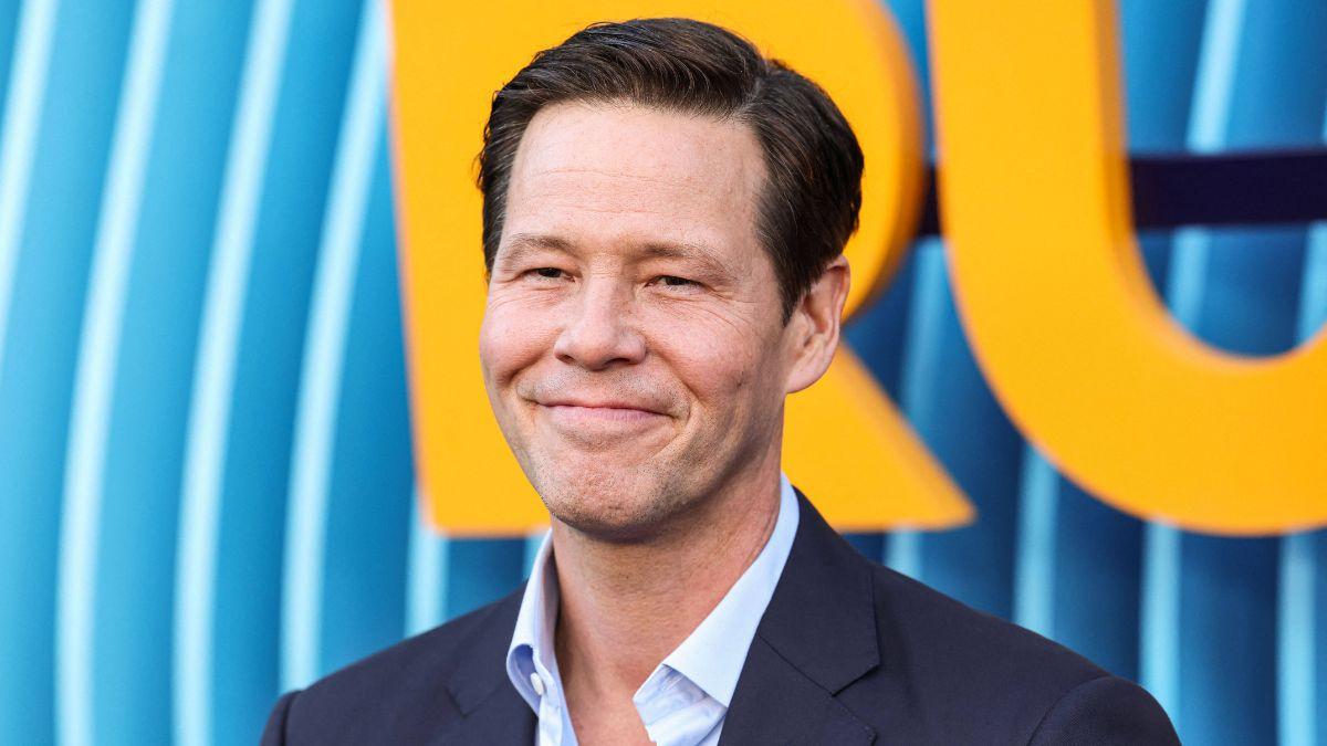 Image of Ike Barinholtz roasted Donald Trump's unusual tribute remarks.