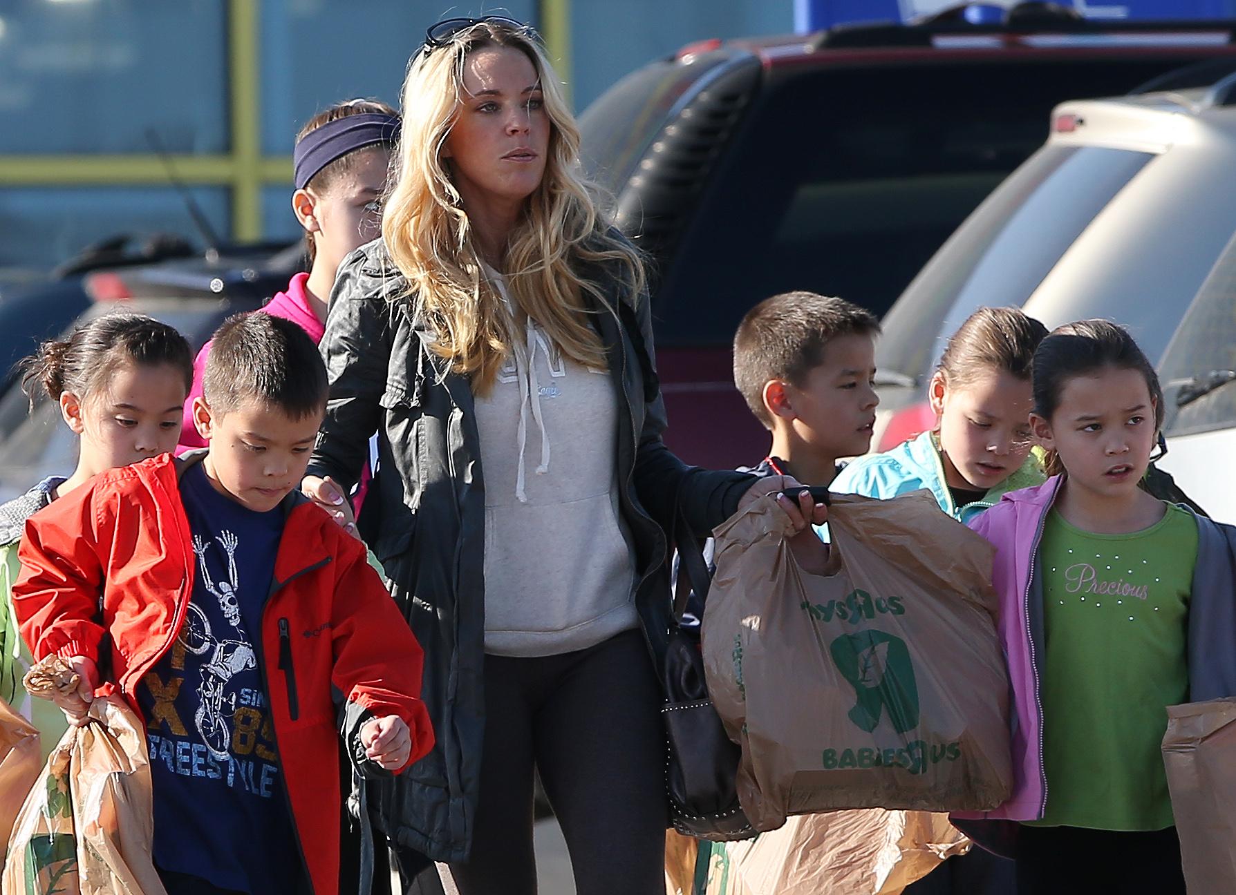 EXCLUSIVE: INF &#8211; Kate Gosselin and her kids visit Toys &#8220;R&#8221; Us