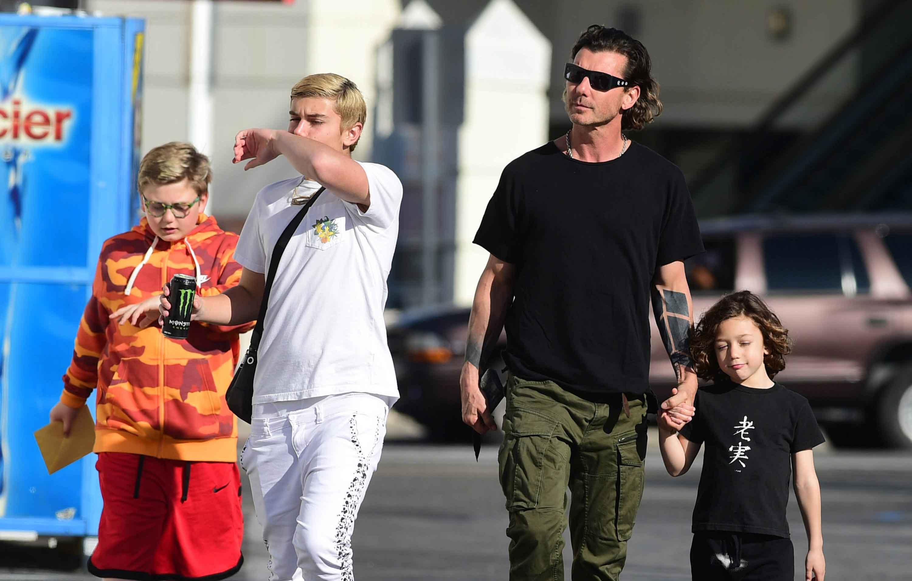 gavin rossdale brings son zuma onstage blake shelton snub