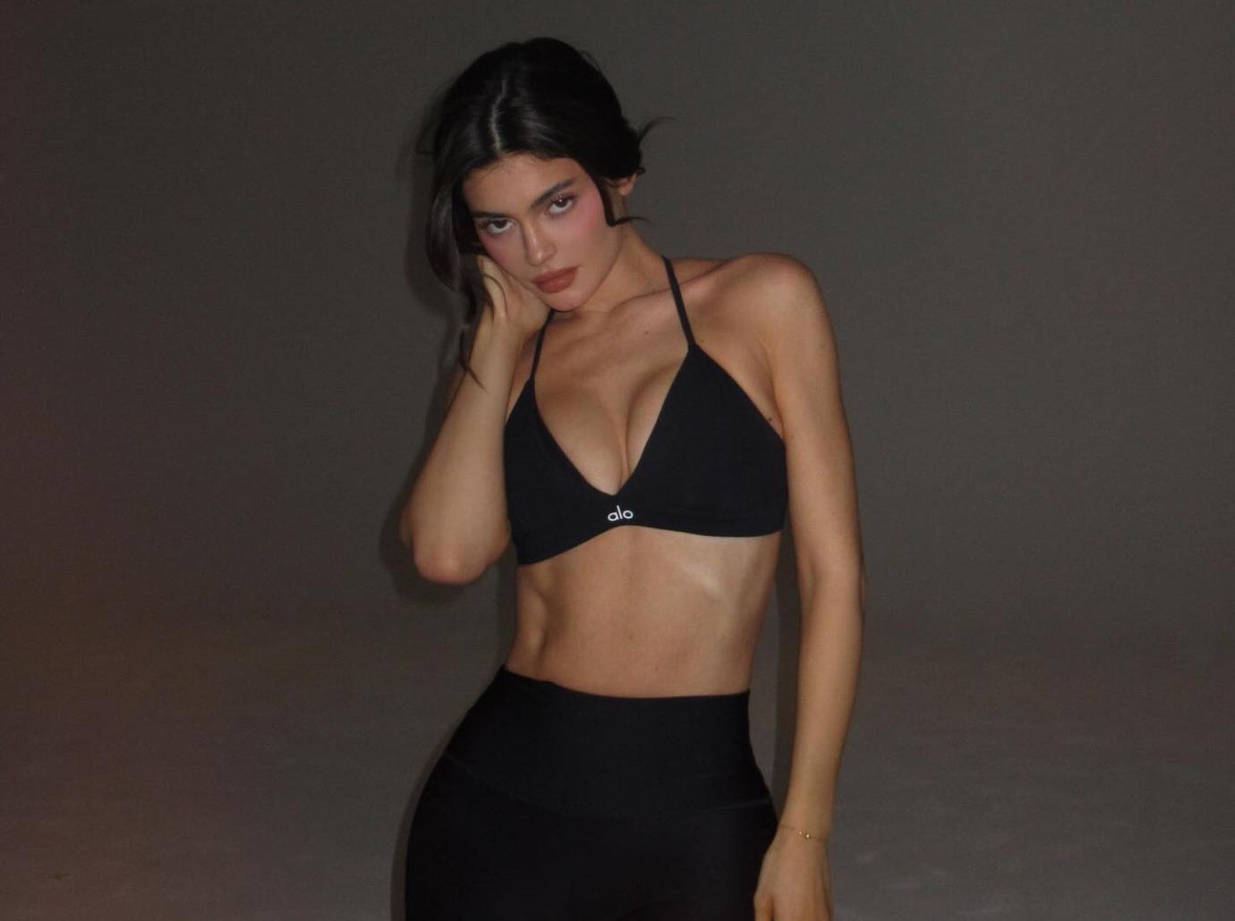 Kendall Jenner flashes incredible abs wearing Alo Yoga threads for