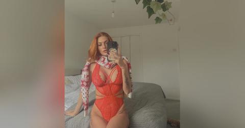 OnlyFans Model Annie Charlotte Flashes NYC Crowd