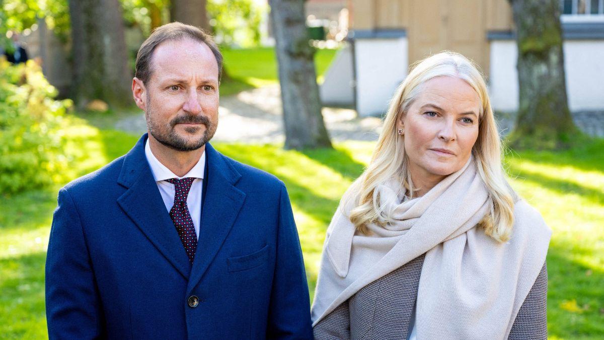 Image of the Crown Prince of Norway publicly defended his wife.