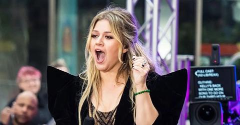 photo of Kelly Clarkson