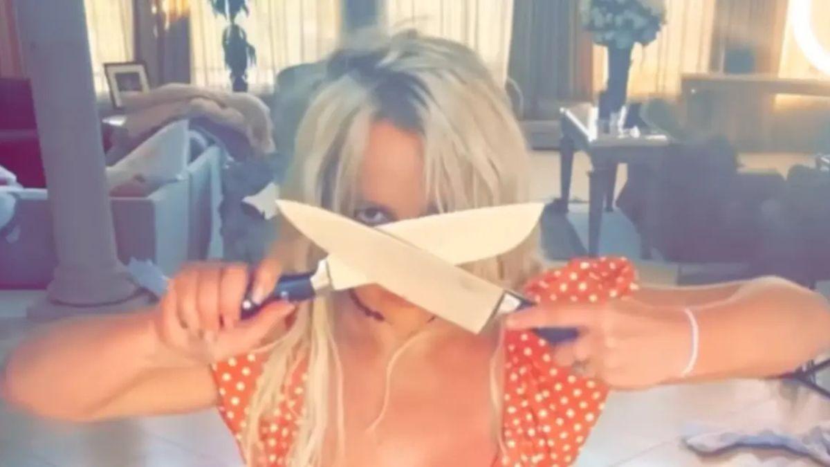 Photo of Britney Spears allegedly screamed and barked while dining at a restaurant.
