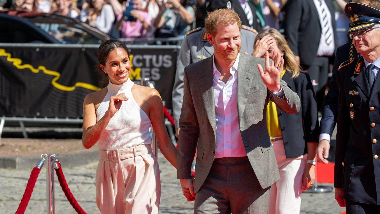 image of royal family