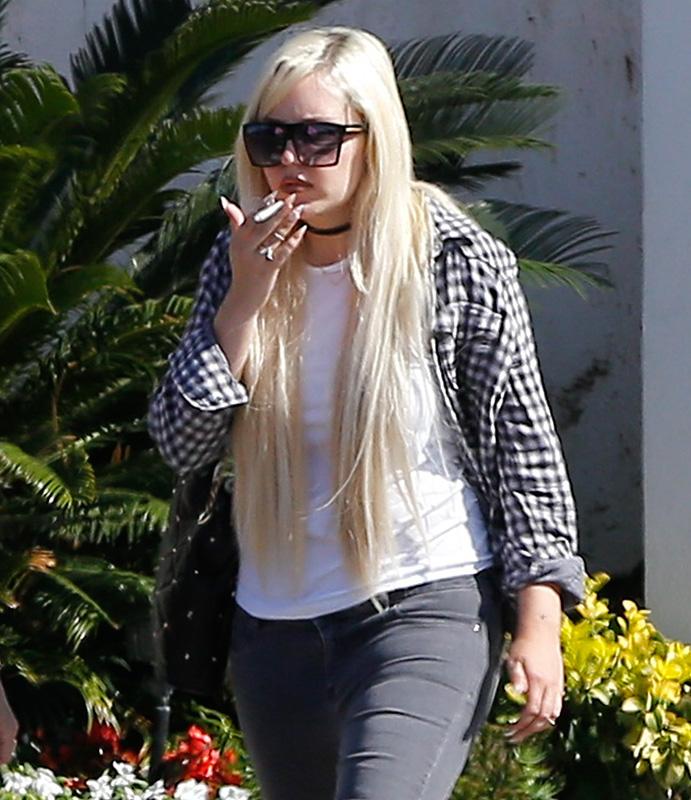 Exclusive&#8230; Amanda Bynes Shows She Gained Weight in LA  **NO USE W/O PRIOR AGREEMENT CALL FOR PRICING**