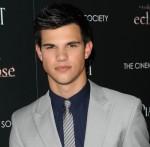 2010__08__Taylor_Lautner_Aug31newsne 150&#215;147.jpg