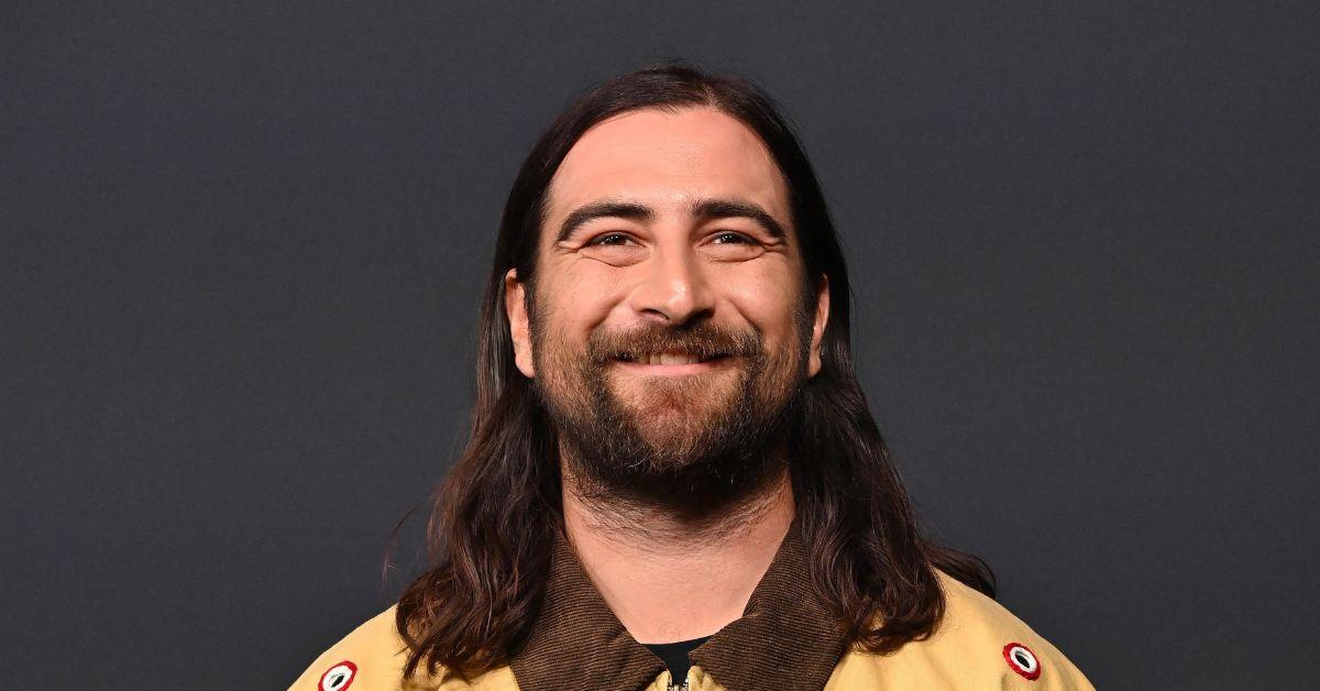 noah kahan asks fans to stop pooping at concerts