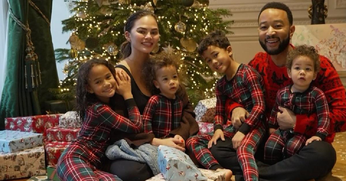 chrissy teigen claps back criticized bathing  kids photo