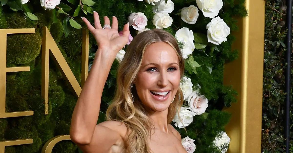 nikki glaser suffers wardrobe malfunction funny video golden globes watch