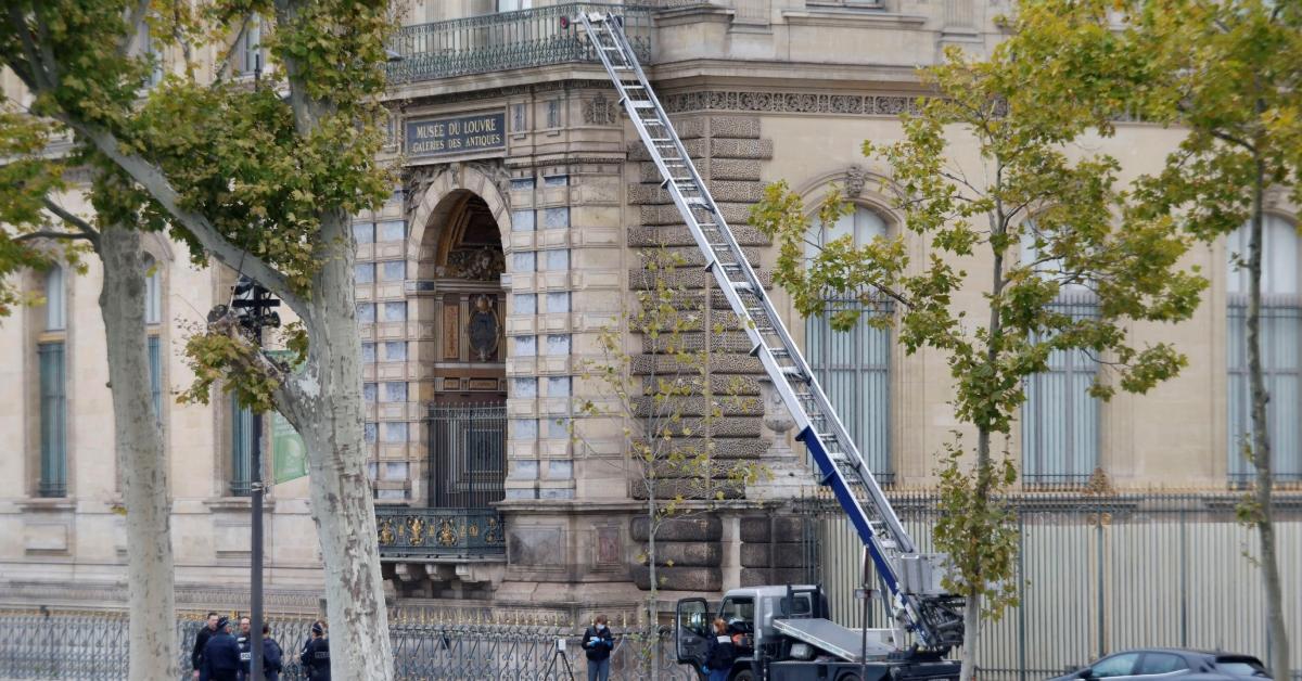 Image of the suspects disguised themselves as construction workers and used a ladder lift to reach the second floor.
