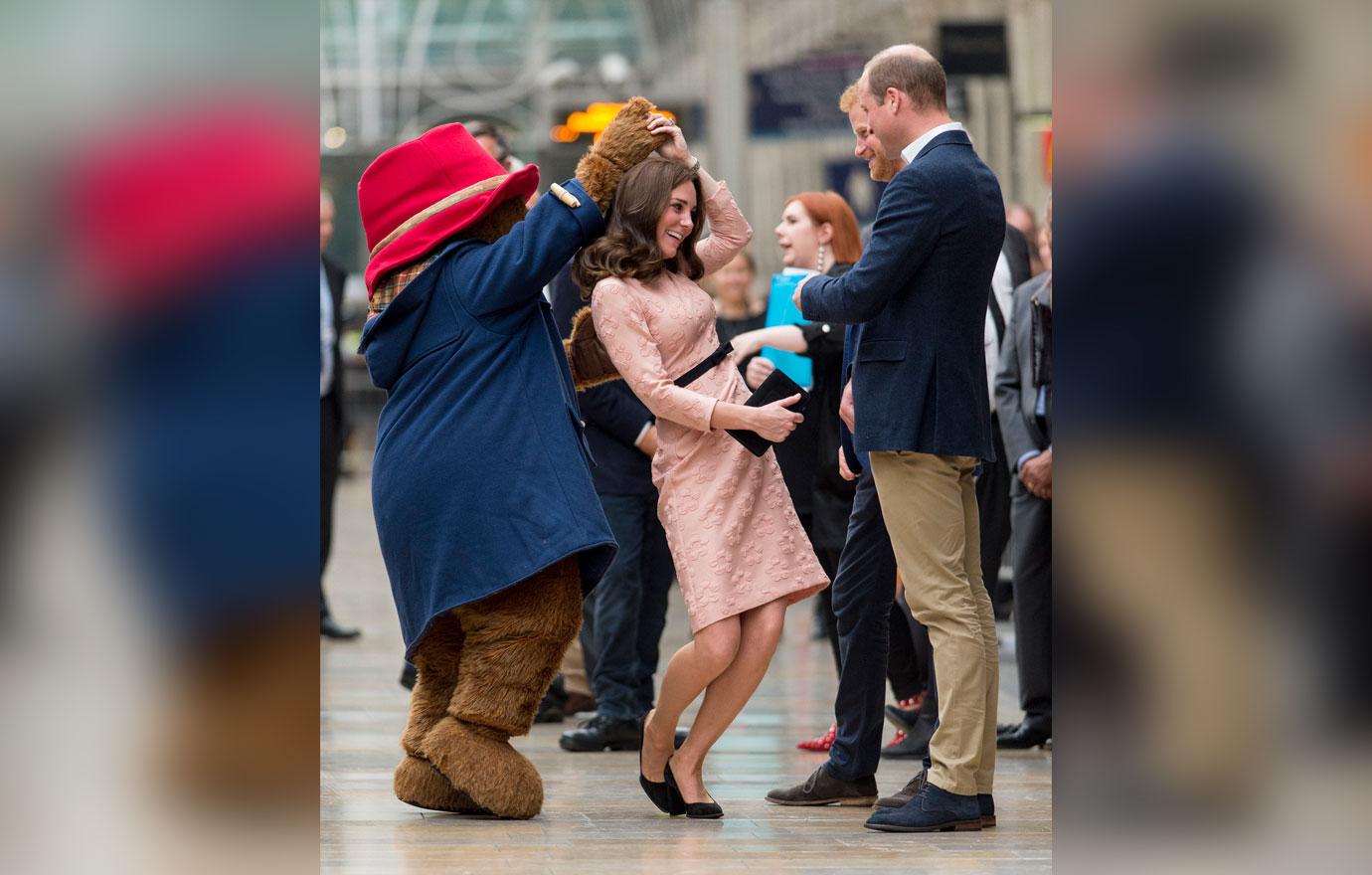 kate middleton pregnant dances paddington bear pics 07