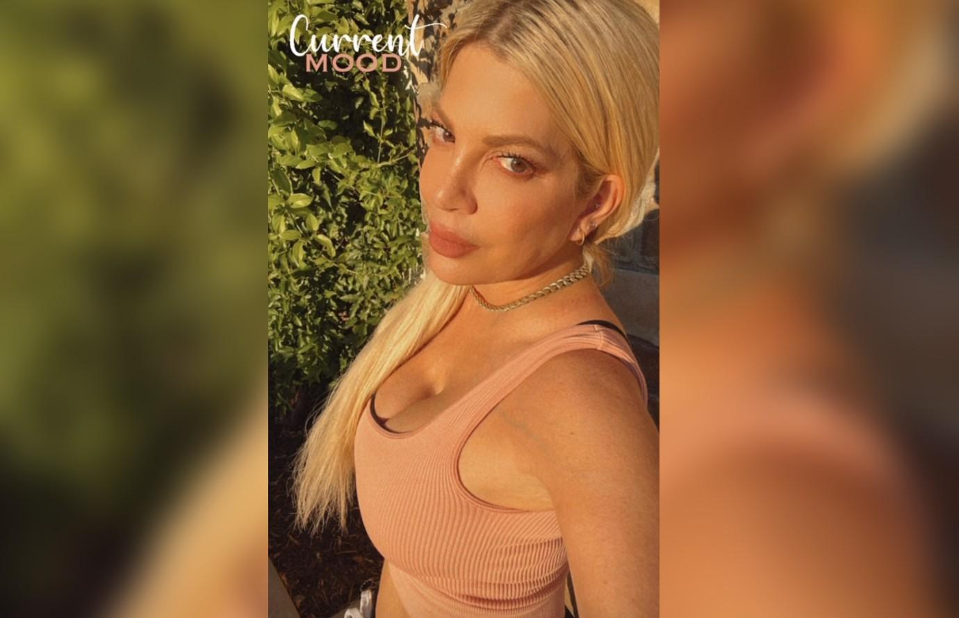 Tori Spelling Shows Off Cleavage In Seductive Selfie
