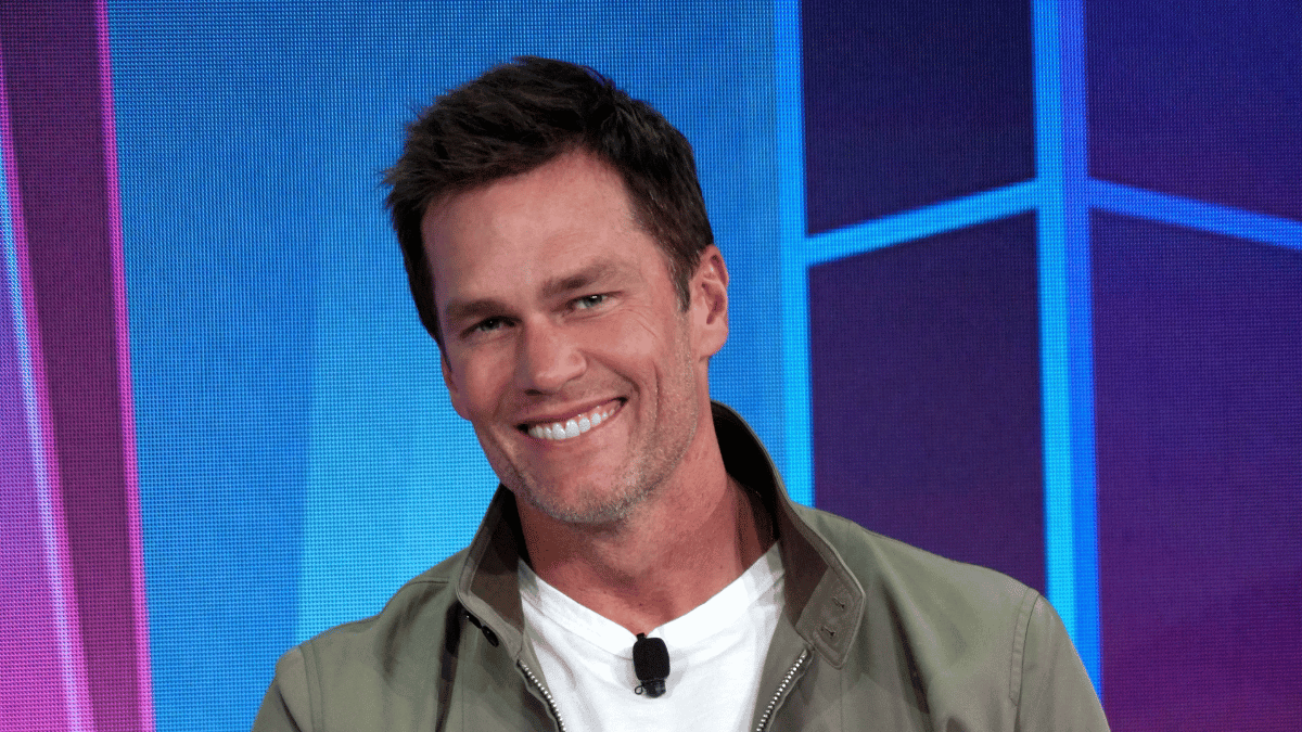 Photo of Tom Brady agreed to take jabs at Kevin Hart for the comedian's Netflix roast.