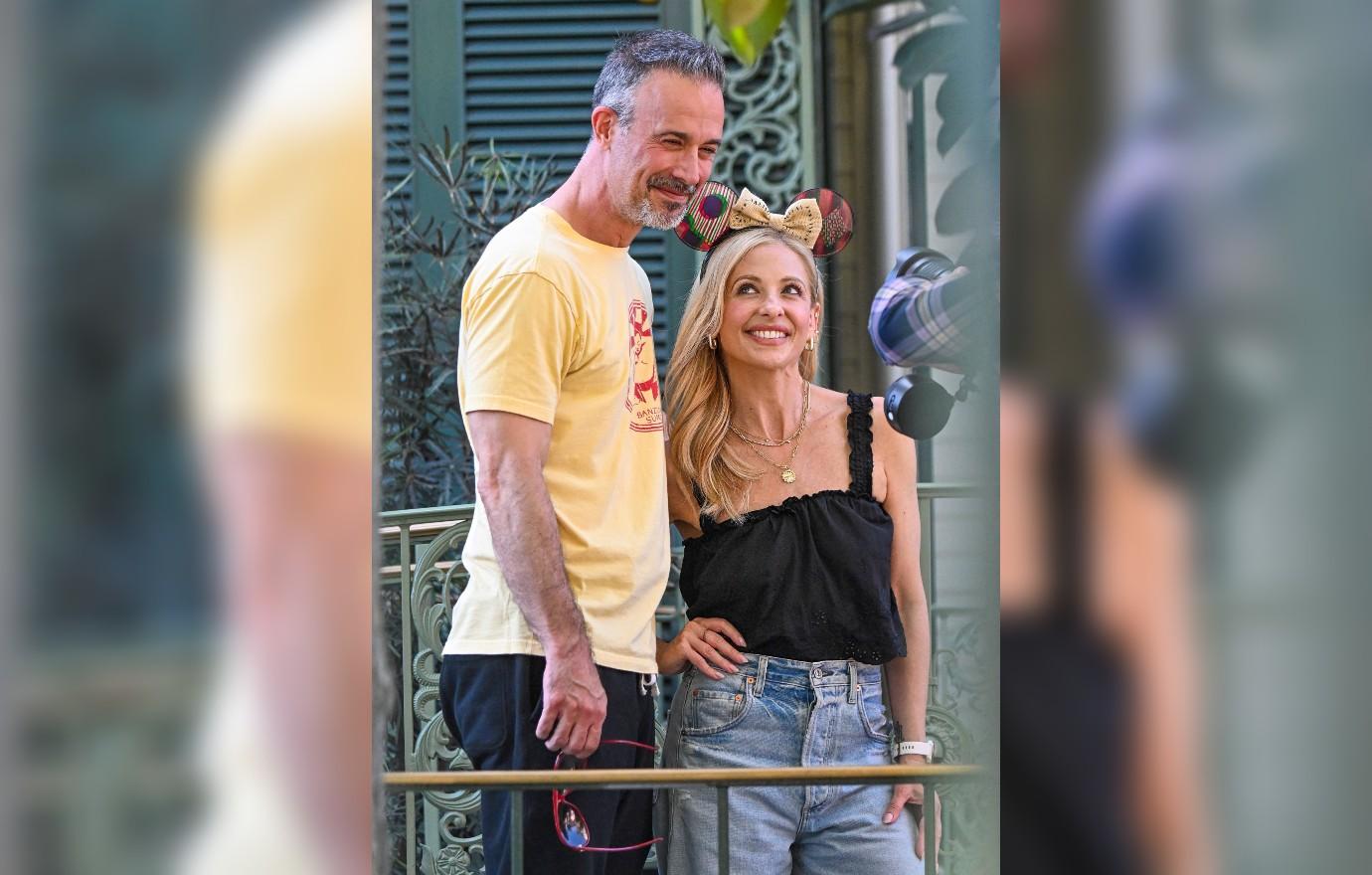 sarah michelle gellar freddie prinze disneyland gallery