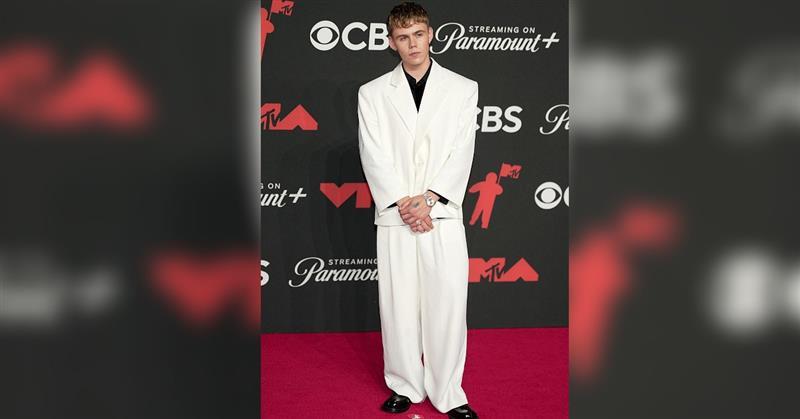 Image of The Kid Laroi wore an all-white oversized suit.