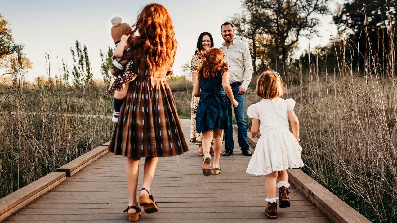 Image of a woman invited almost her entire family to her first date without even informing her date about it.