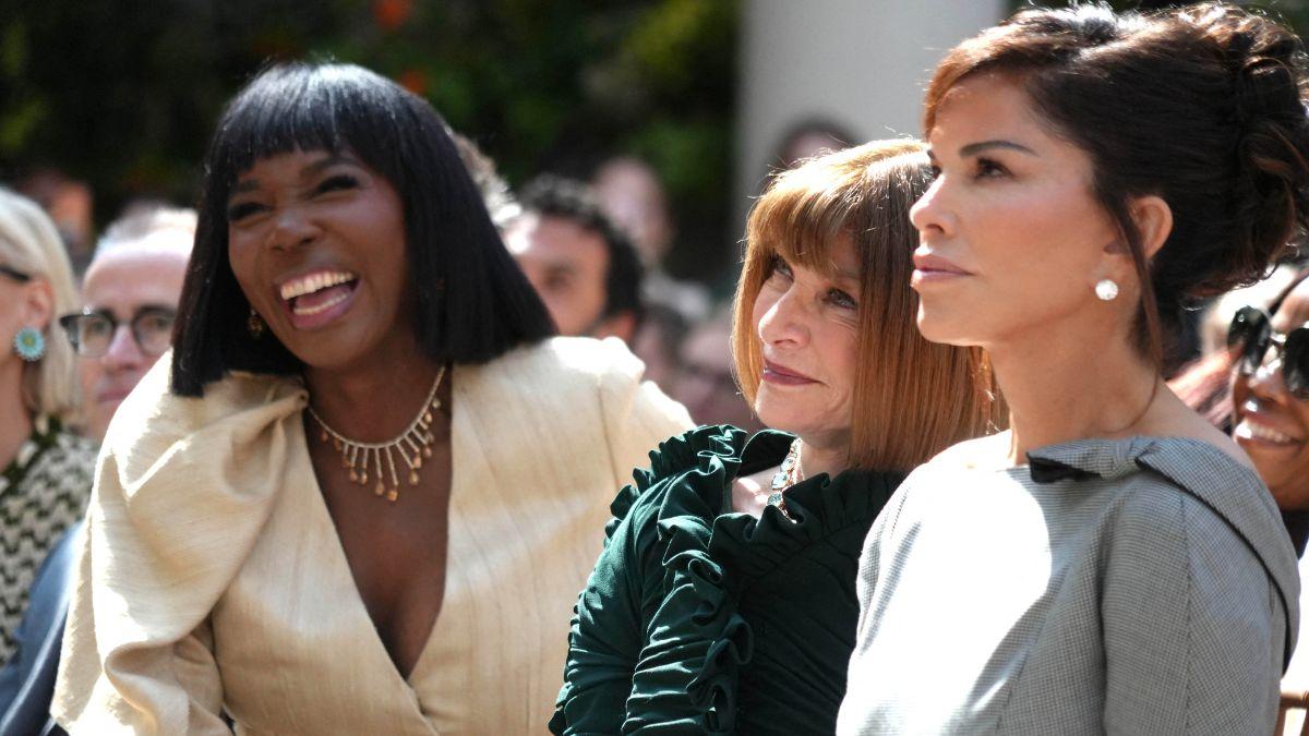 image of Anna Wintour and Lauren Sanchez 