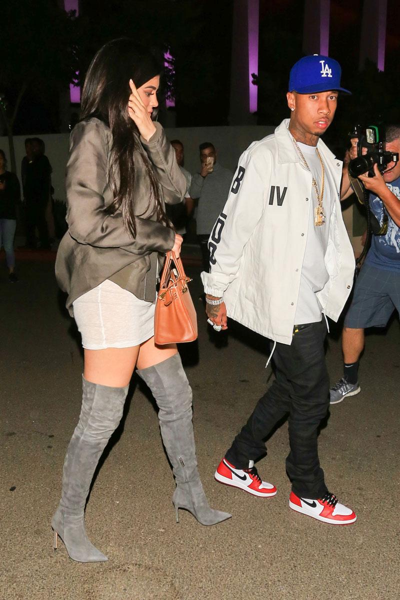 Kylie jenner tyga smile hold hands date night 05