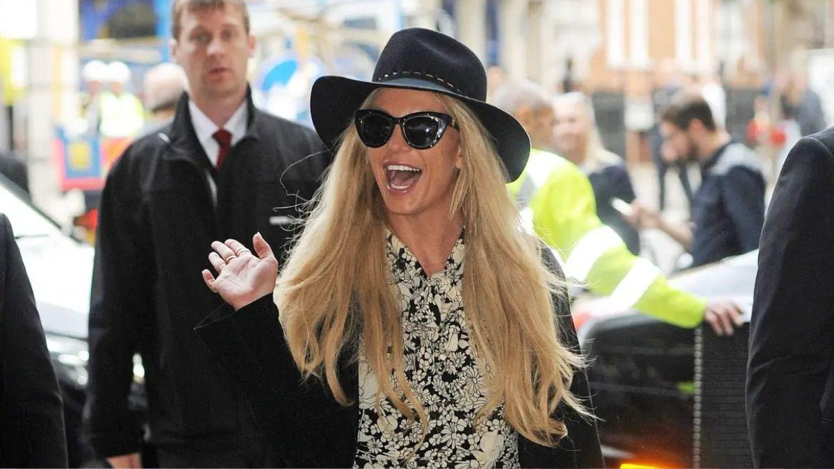 image of Britney Spears was seen swerving in and out of traffic. 