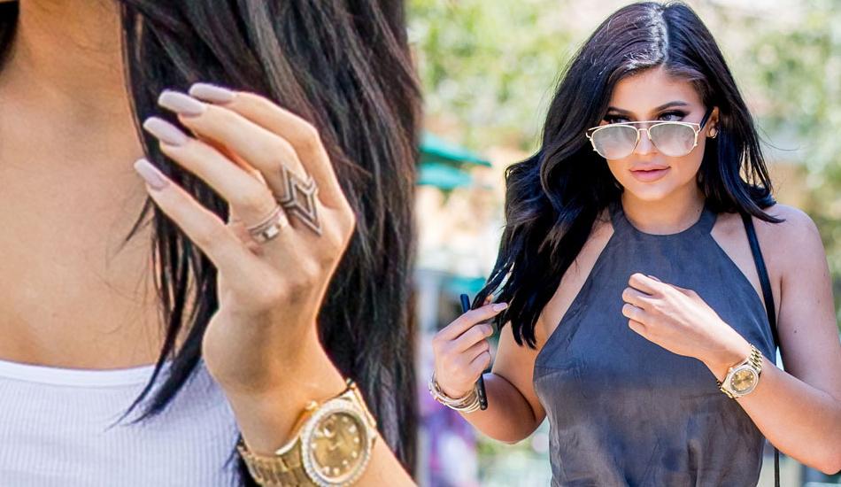 It s Back On Kylie Jenner Wears Her Rumored Engagement Ring After