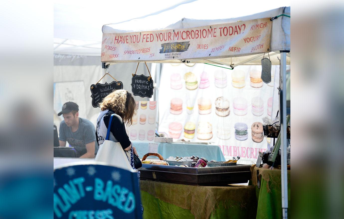 EXCLUSIVE: Rachel McAdams shops for peaches and flowers at her local farmers market