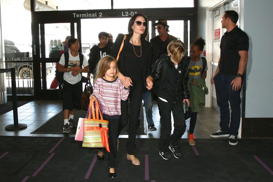 Angelina jolie brad pitt economy class flying broke 05