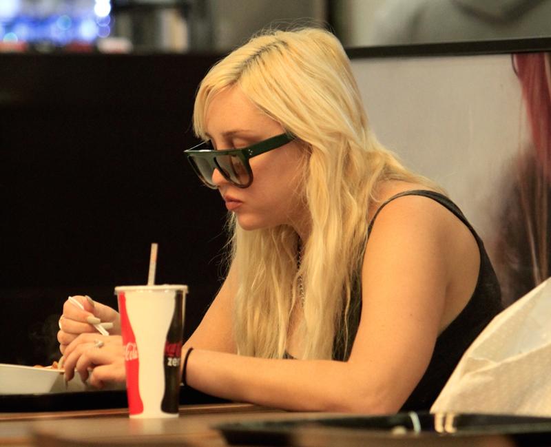 EXCLUSIVE: Amanda Bynes eats Chinese food at a local mall by herself.