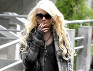 2010__10__taylor momsen 300×230.jpg