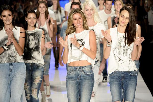 Gisele Bundchen final runway walk 07