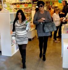 2009__10__full_kourtney_kardashian_and_kris_jenner_01_wenn5366425 221×225.jpg