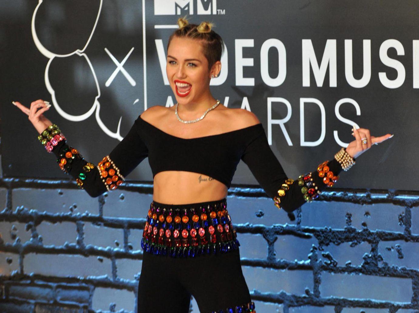 miley cyrus jokes malfunctioned wild bangerz era disney legends speech