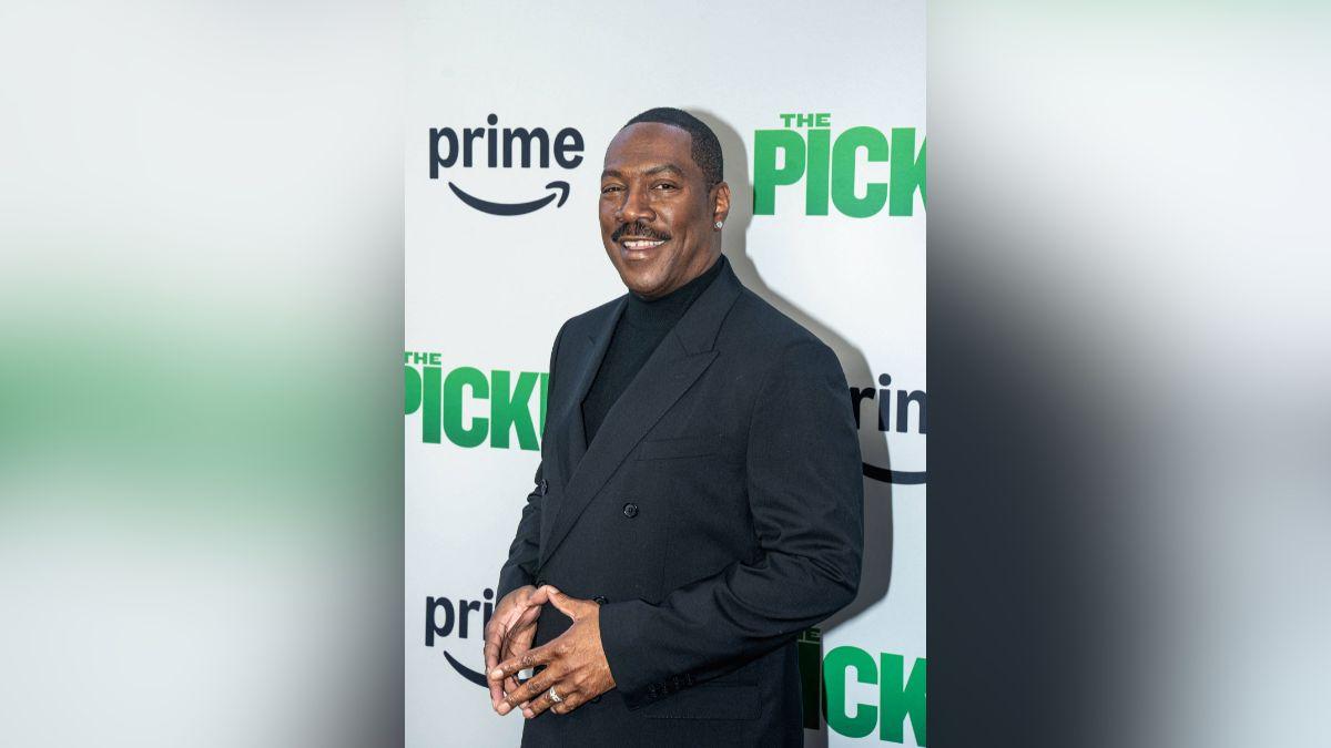 Image of Arsenio Hall rushed to Eddie Murphy's house after getting a call from the president of Paramount.