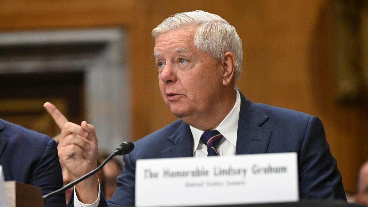 image of Megyn Kelly talks about Donald Trump and his allies on her podcast. 