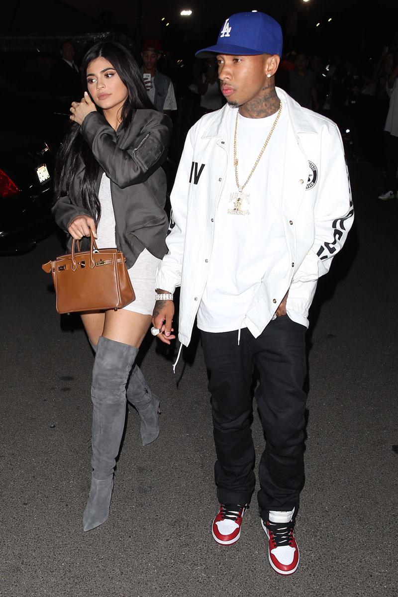 Kylie jenner tyga smile hold hands date night 06