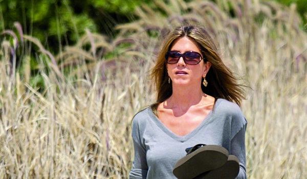 jennifer aniston beach