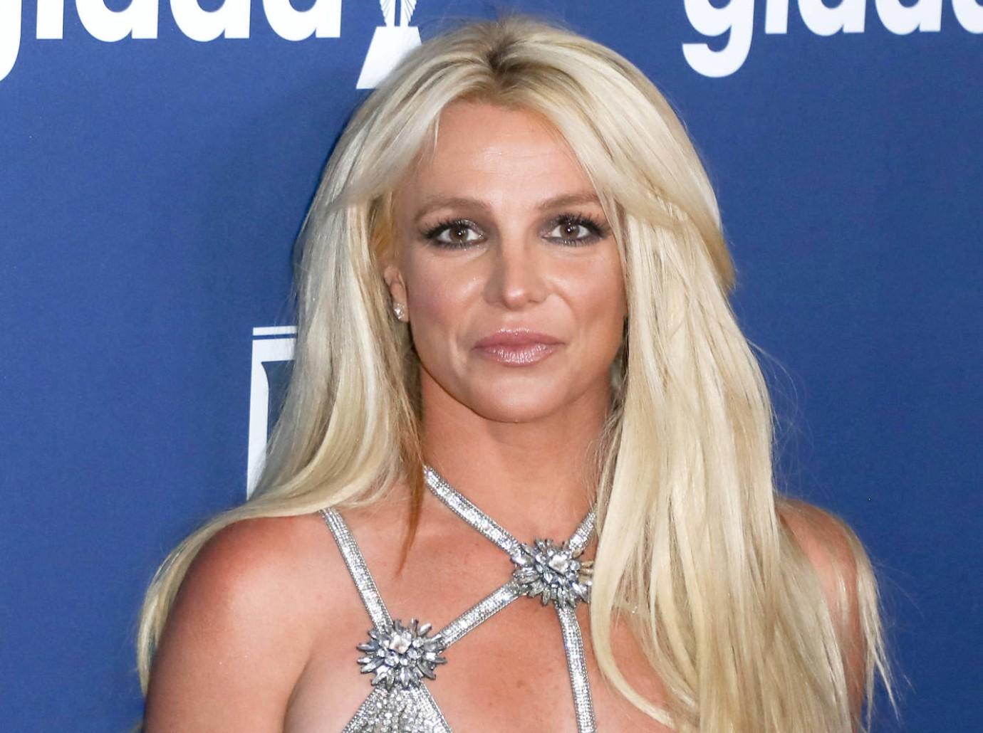 britney spears creeps out fans random story being potty trained