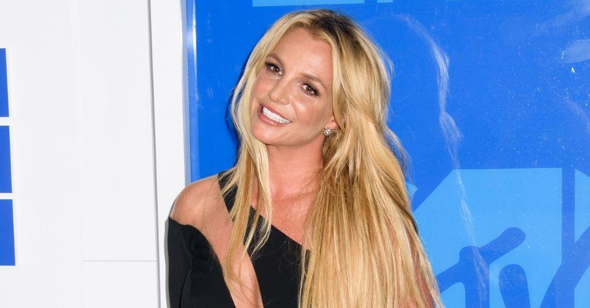 britney explains topless photos felt the weight of the world on her shoulders love freebritney movement