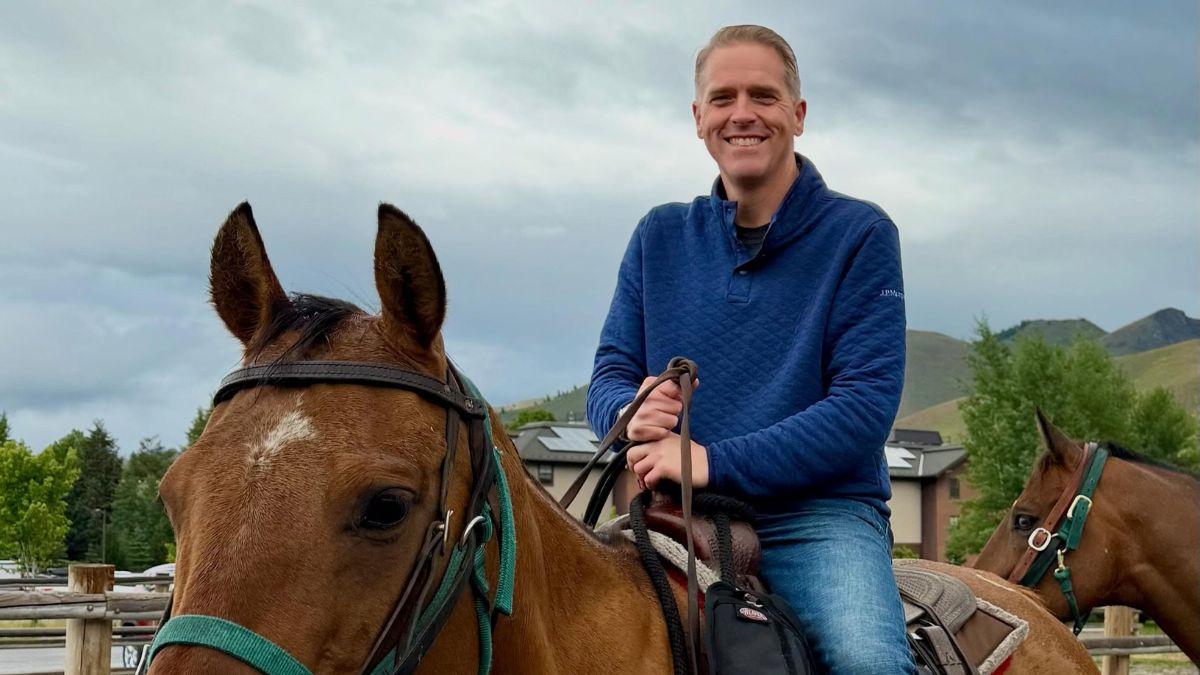 Photo of Scott Jennings said he spoke with Mitch McConnell while he's 'recovering in the hospital.'
