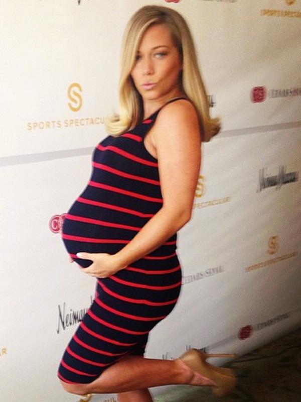 Kendra wilkinson gives birth