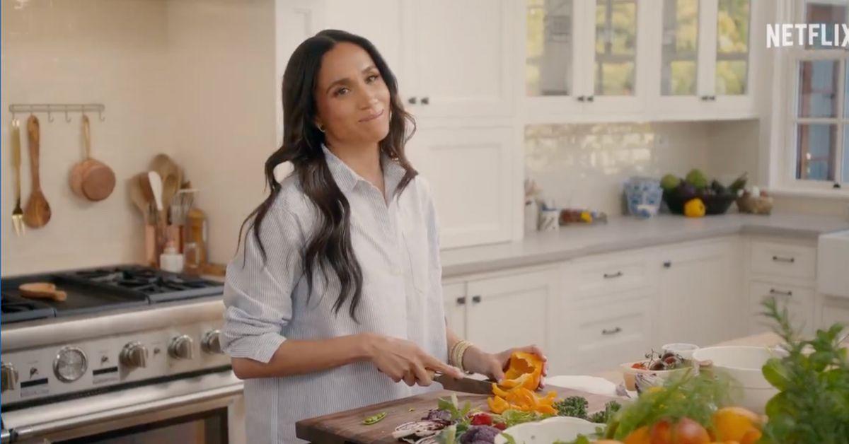 mindy kaling discusses meghan markle cooking show golden globes