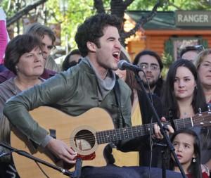 2010__11__Darren_Criss_Nov23_main 300&#215;253.jpg