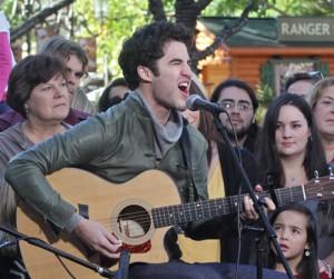 2010__11__Darren_Criss_Nov23_main 300×253.jpg