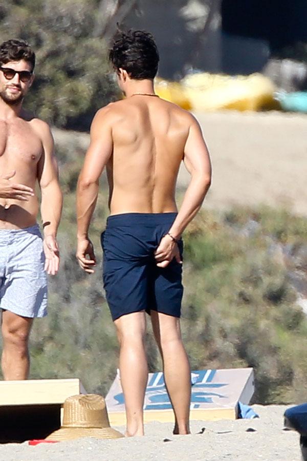 orlando bloom shirtless beach