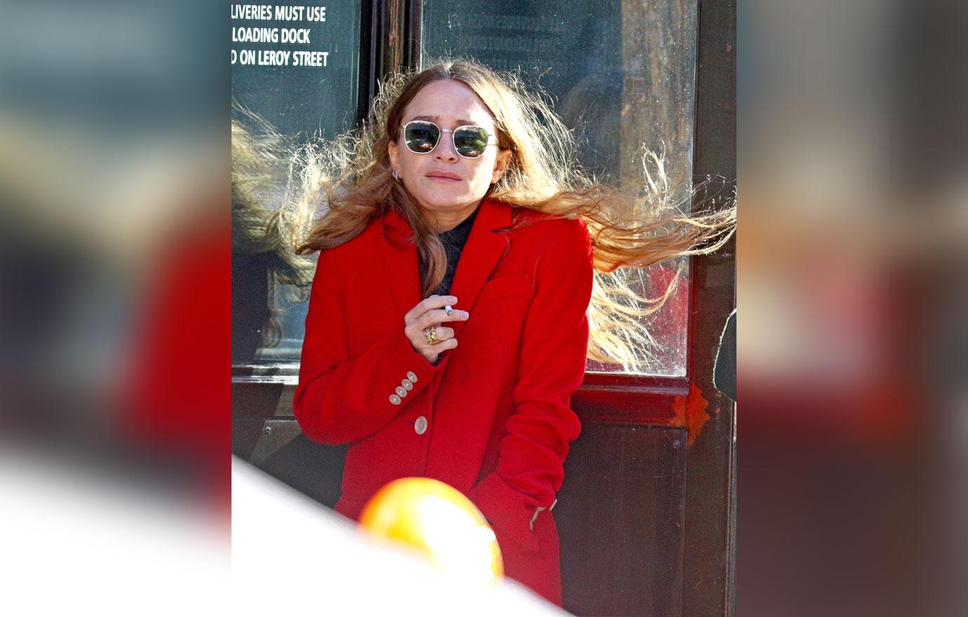 Mary kate ashley olsen freezing smoking NYC6