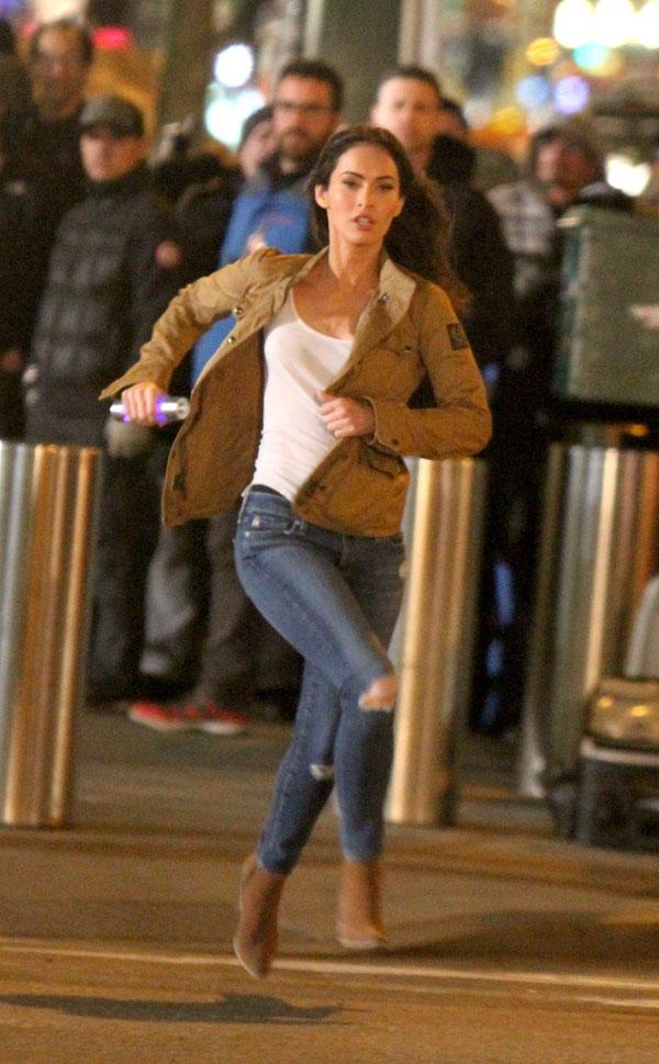 Megan fox runs traffic films teenage mutant ninaj turtles 2 photos 04