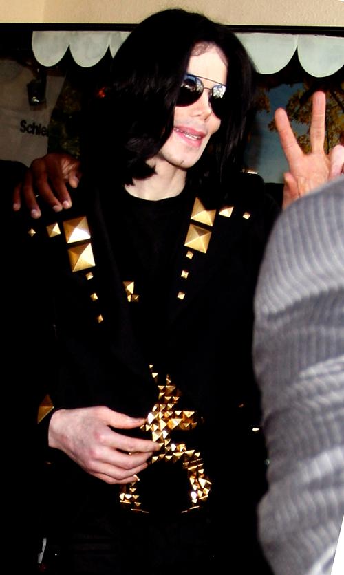 2009__08__michael_jackson_06_wenn2417.jpg