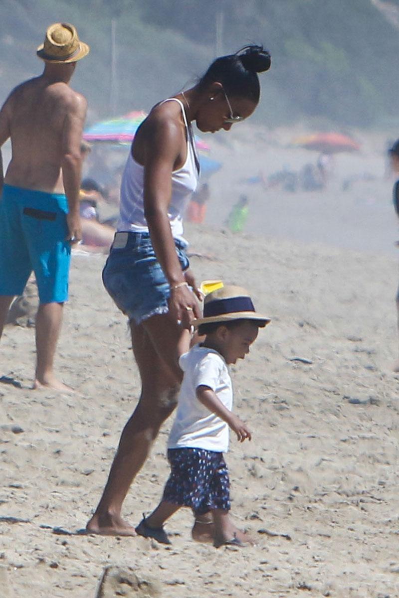 Kelly rowland son titan beach day 04