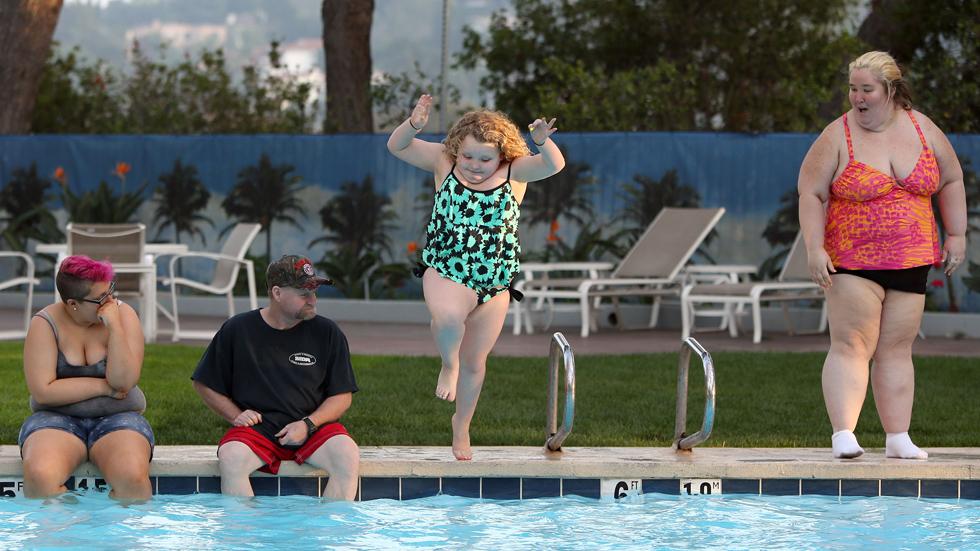 EXCLUSIVE: **PREMIUM RATES APPLY** Mama June makes a big splash in Hollywood as the &#8216;Here Comes Honey Boo Boo&#8217; clan hit their hotel pool